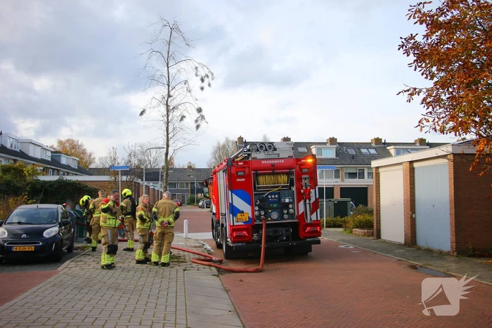 Brandweer laat brandende container vollopen