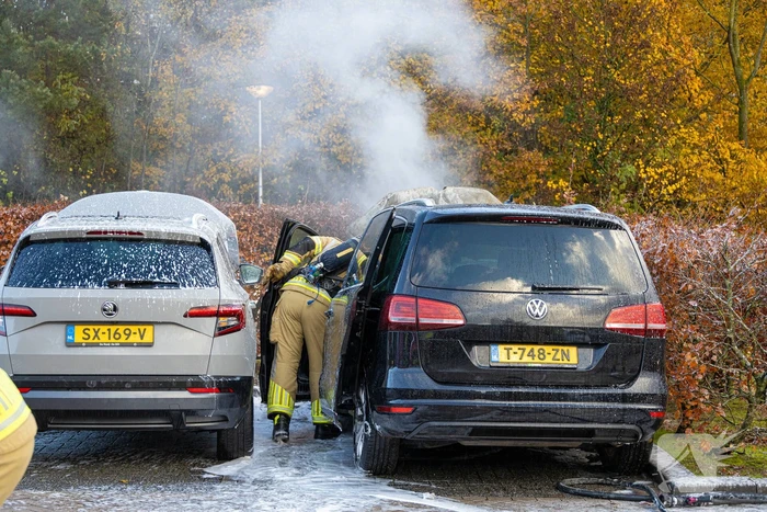 Geparkeerde auto vat vlam