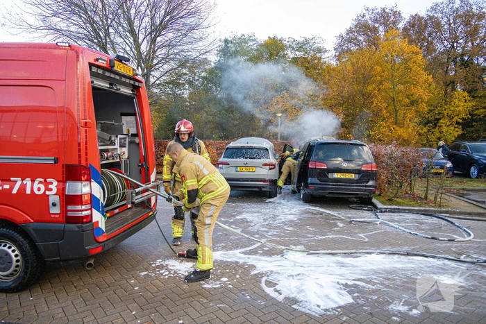 Geparkeerde auto vat vlam