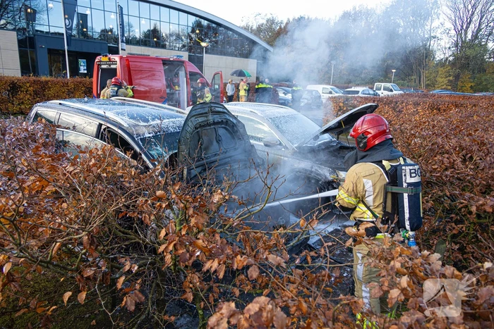 Geparkeerde auto vat vlam