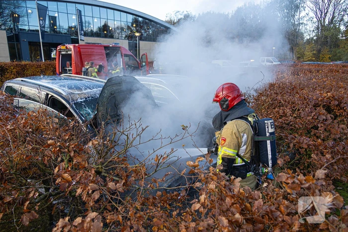 Geparkeerde auto vat vlam
