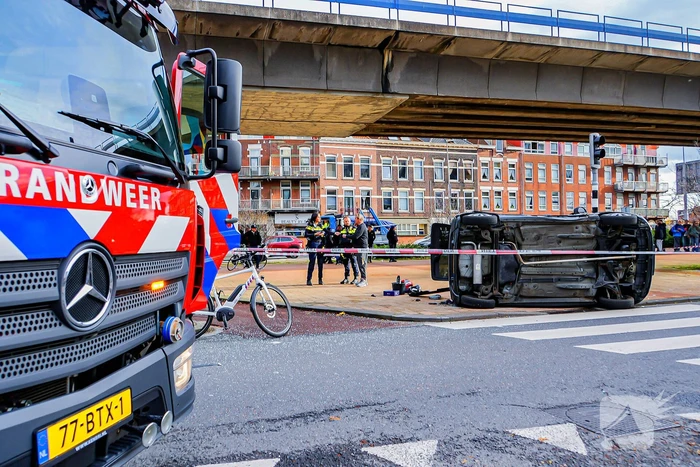 Twee voertuigen met elkaar in botsing een belandt op zijkant