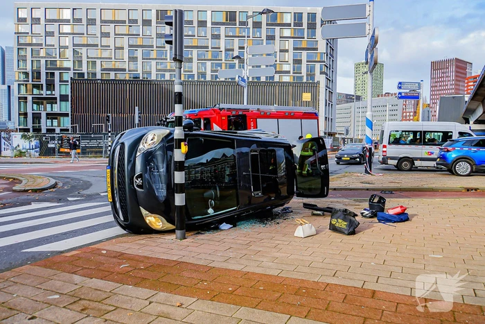Twee voertuigen met elkaar in botsing een belandt op zijkant