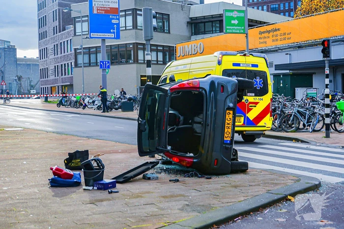 Twee voertuigen met elkaar in botsing een belandt op zijkant