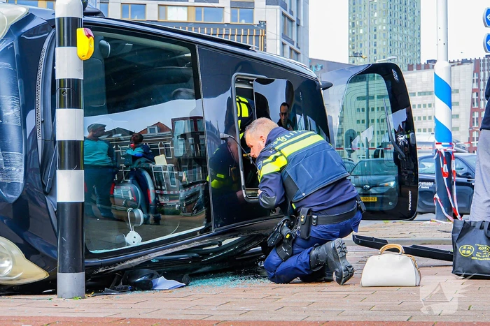 Twee voertuigen met elkaar in botsing een belandt op zijkant