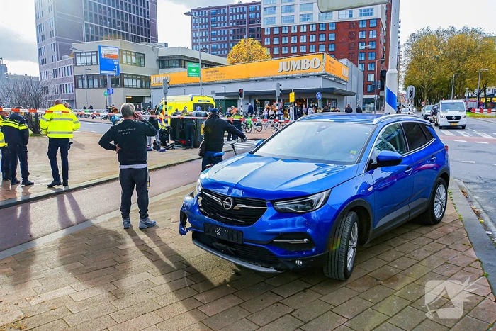 Twee voertuigen met elkaar in botsing een belandt op zijkant