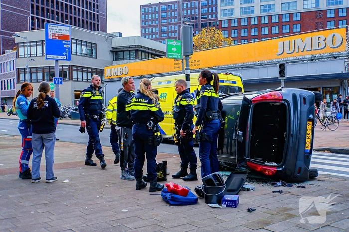 Twee voertuigen met elkaar in botsing een belandt op zijkant