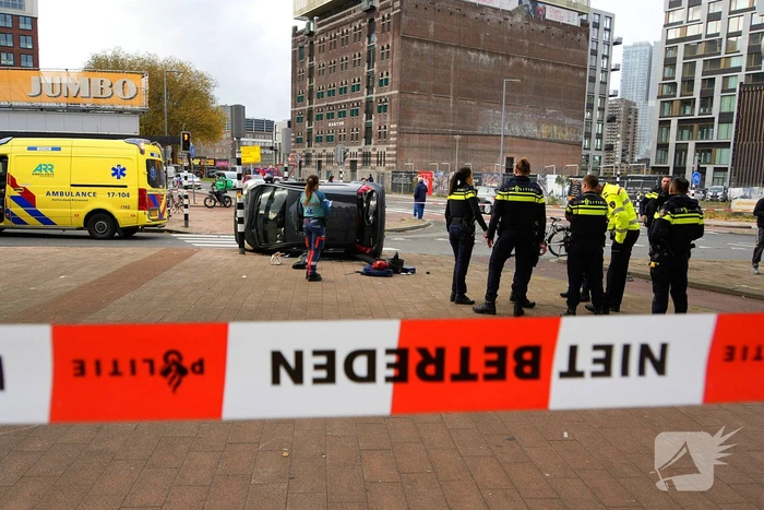 Twee voertuigen met elkaar in botsing een belandt op zijkant