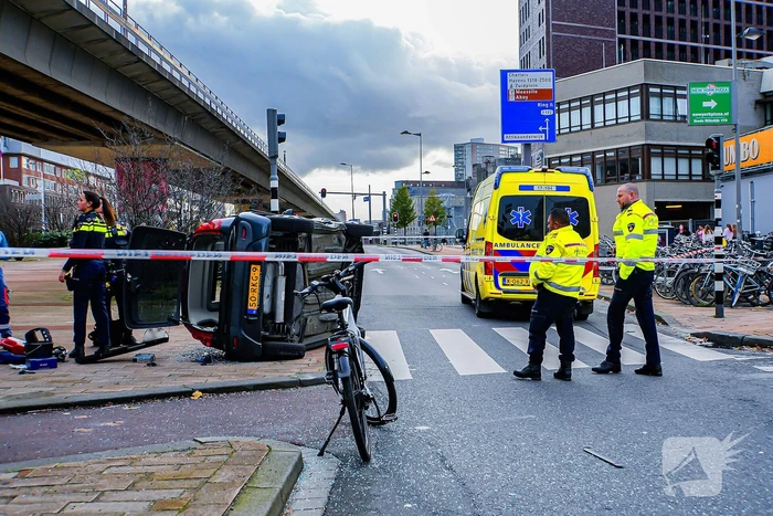 Twee voertuigen met elkaar in botsing een belandt op zijkant
