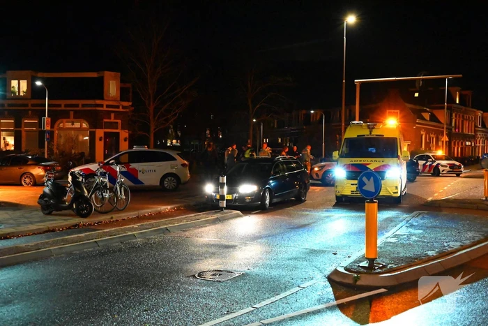 Fietser, scooterrijder en automobilist in botsing