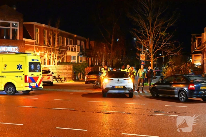 Fietser, scooterrijder en automobilist in botsing