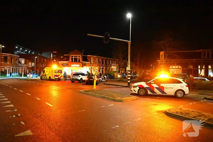 Fietser, scooterrijder en automobilist in botsing