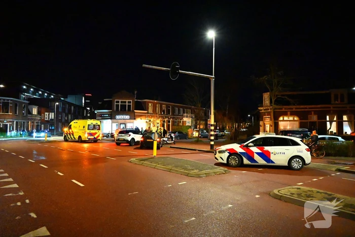 Fietser, scooterrijder en automobilist in botsing