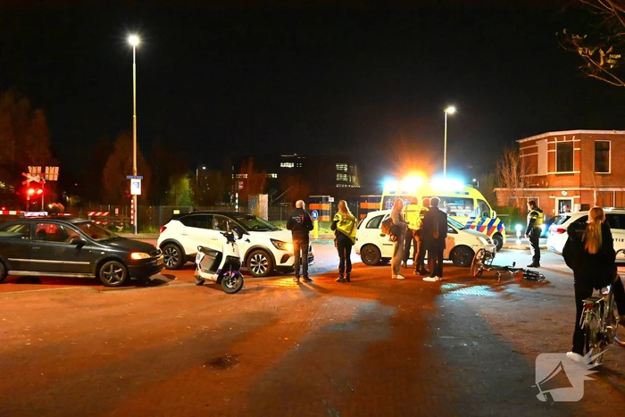 Fietser, scooterrijder en automobilist in botsing