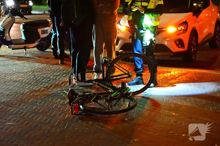 Fietser, scooterrijder en automobilist in botsing