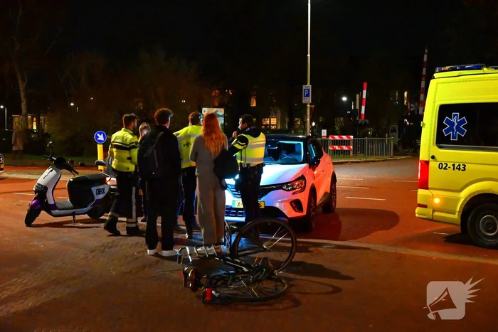 Fietser, scooterrijder en automobilist in botsing