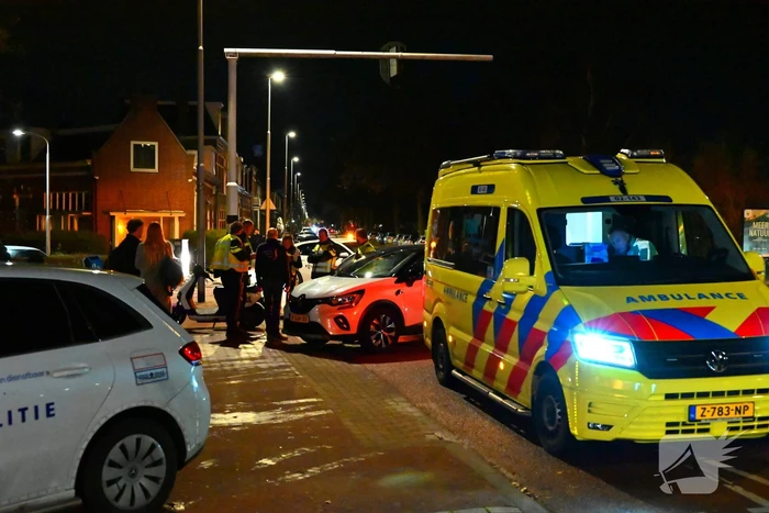Fietser, scooterrijder en automobilist in botsing