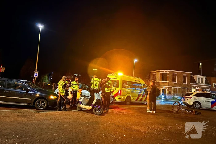 Fietser, scooterrijder en automobilist in botsing