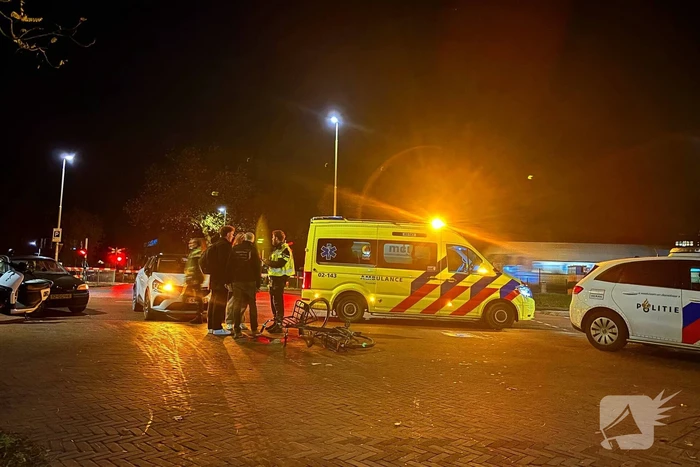 Fietser, scooterrijder en automobilist in botsing