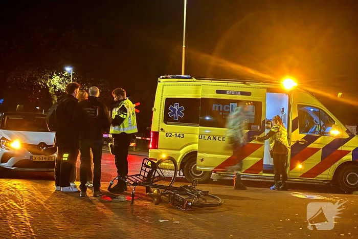 Fietser, scooterrijder en automobilist in botsing