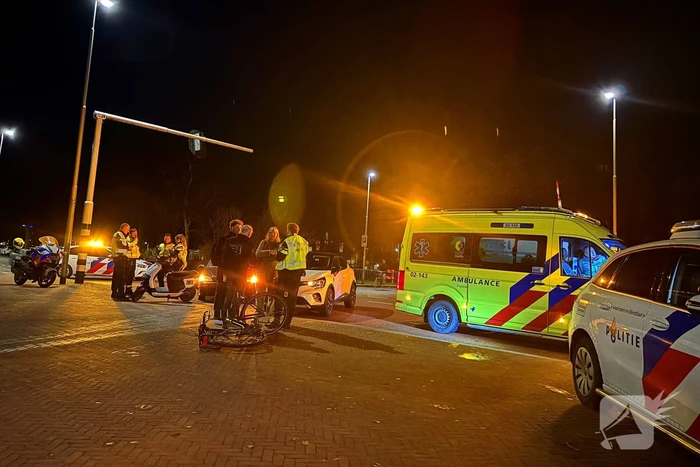 Fietser, scooterrijder en automobilist in botsing