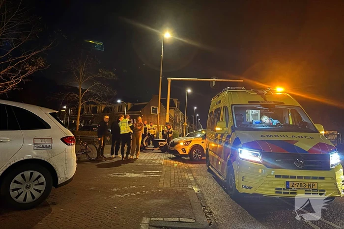 Fietser, scooterrijder en automobilist in botsing