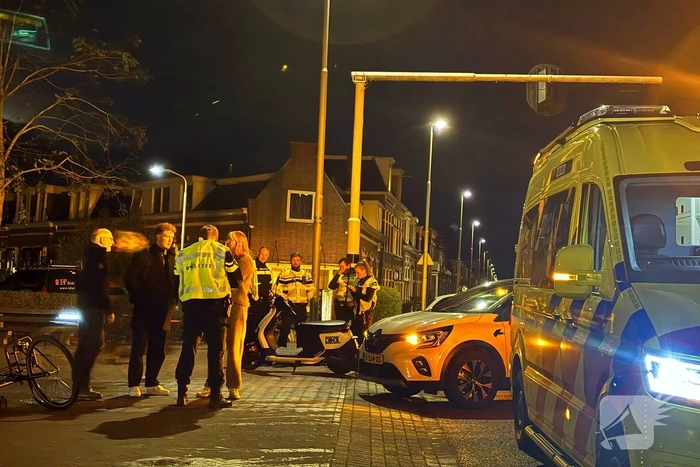 Fietser, scooterrijder en automobilist in botsing