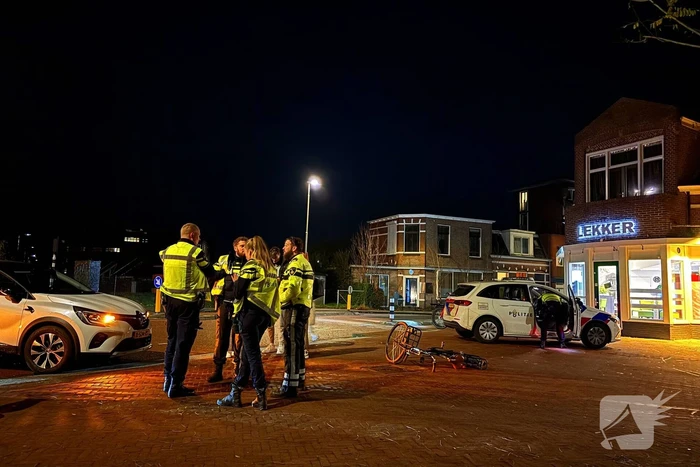 Fietser, scooterrijder en automobilist in botsing