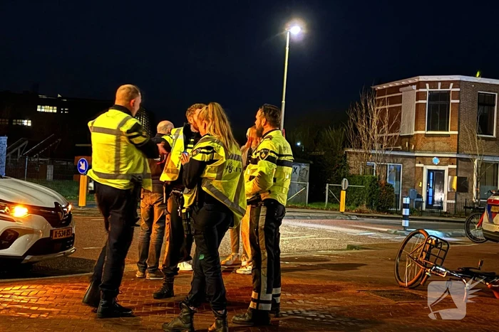 Fietser, scooterrijder en automobilist in botsing