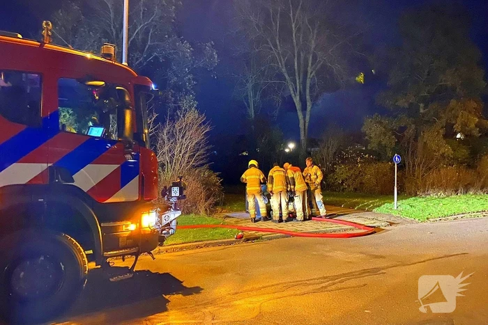 Brandweer dooft brand in ondergrondse vuilcontainer