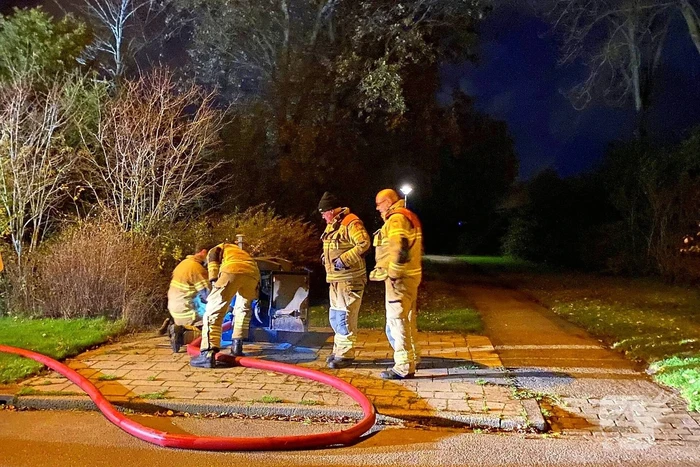 Brandweer dooft brand in ondergrondse vuilcontainer