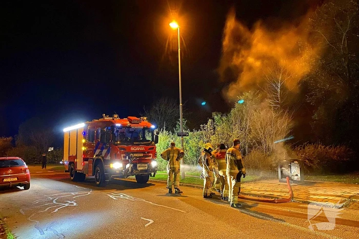 Brandweer dooft brand in ondergrondse vuilcontainer