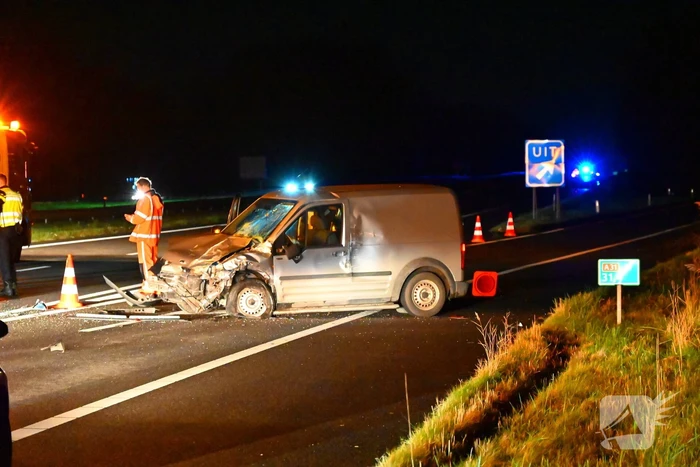 Enorme schade nadat bestelbus op voertuig van weginspecteur klapt