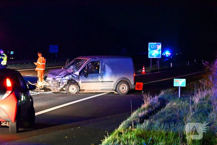 Enorme schade nadat bestelbus op voertuig van weginspecteur klapt