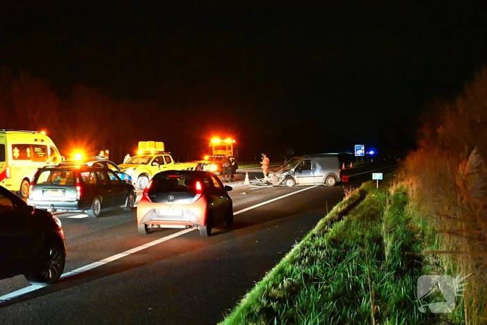 Enorme schade nadat bestelbus op voertuig van weginspecteur klapt