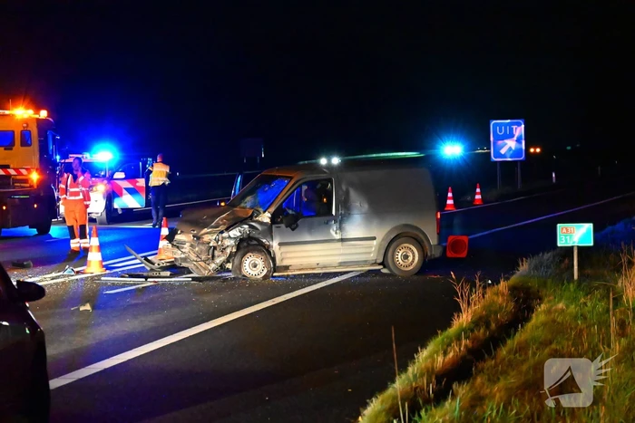 Enorme schade nadat bestelbus op voertuig van weginspecteur klapt