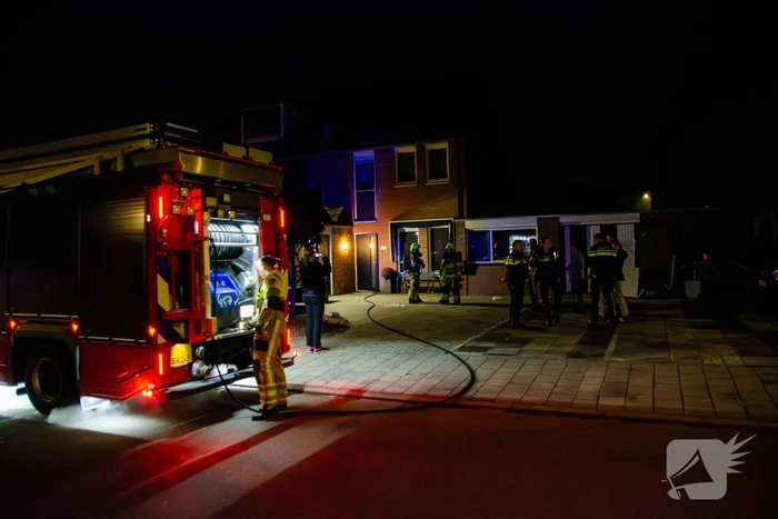 Brandweer blust brandende wasmachine