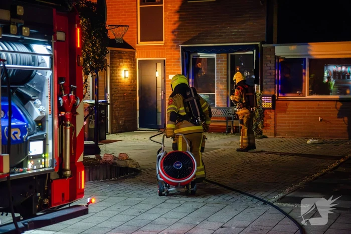 Brandweer blust brandende wasmachine