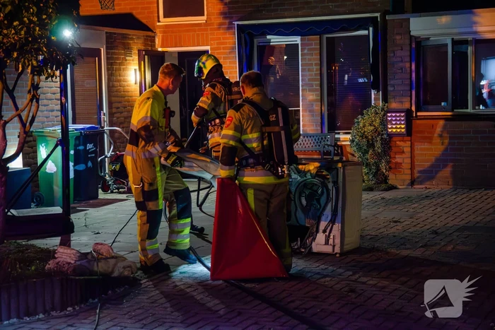 Brandweer blust brandende wasmachine