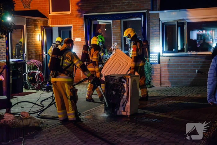 Brandweer blust brandende wasmachine