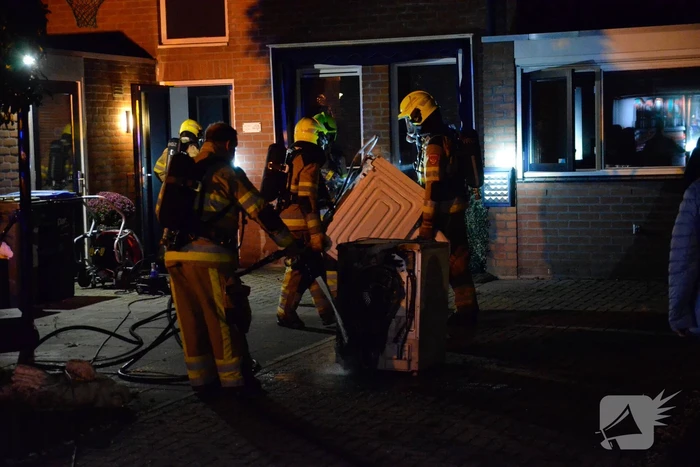 Brandweer blust brandende wasmachine