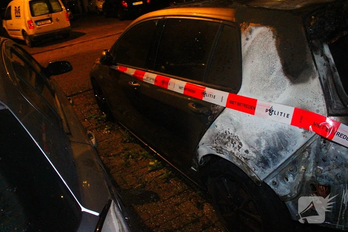 Geparkeerde auto door brand verwoest