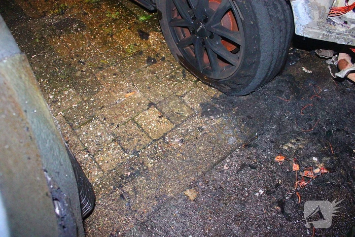Geparkeerde auto door brand verwoest