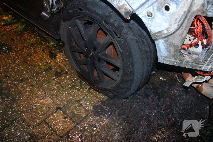 Geparkeerde auto door brand verwoest