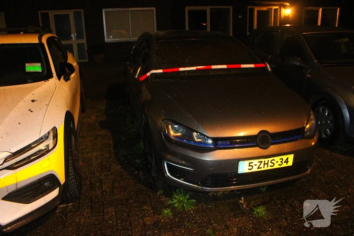 Geparkeerde auto door brand verwoest