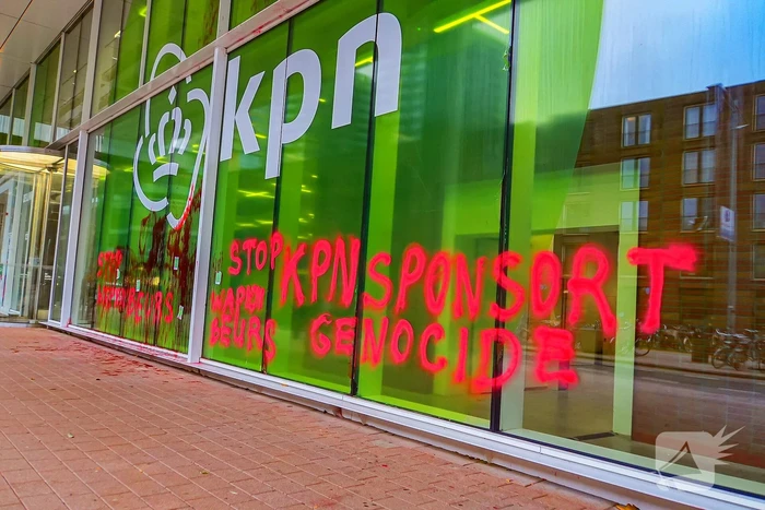 KPN-hoofdkantoor opnieuw besmeurd met nep bloed