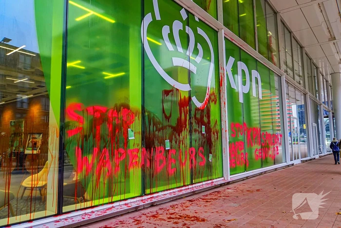 KPN-hoofdkantoor opnieuw besmeurd met nep bloed