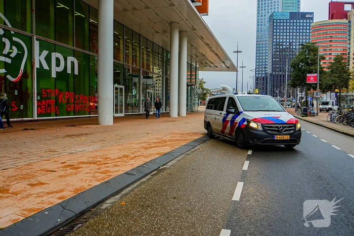 KPN-hoofdkantoor opnieuw besmeurd met nep bloed