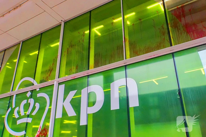 KPN-hoofdkantoor opnieuw besmeurd met nep bloed