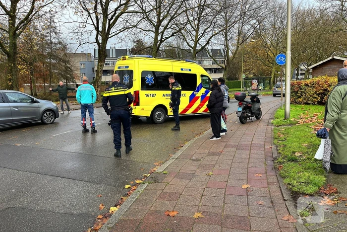 Scooterrijder hard ten val door overstekende voetganger